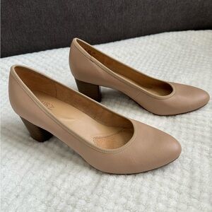 Women’s beige Naturalizer heels.